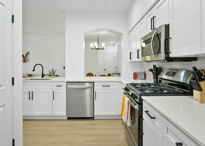 Two Cozysuites With Pool & Jacuzzi 02&09 Glendale