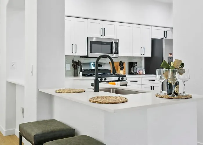 Two Cozysuites With Pool & Jacuzzi 02&09 Glendale